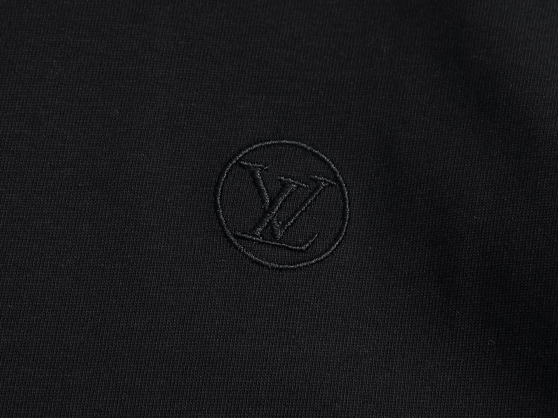 🅿️170 Louis Vuitton Louis Vuitton 1V slightly wide version XS-L 25SS LV new product counter catwalk model with leather letter logo embroidery on the front and back, same style for men and women! Short-sleeves are not the same as the general public, but must be unique and eye-catching. This LV short-sleeves is all about quality, comfort, consistent style, fashion, including fabrics and cutting techniques, all of which have been made with great effort! 320 grams of washed pure cotton fabric, pure cotton is breathable, very refreshing and comfortable for daily wear. The rib knitting on the neckline is smooth and tight, and the neckline will not be skewed if you toss it at will. The loose version, you will find that it looks really good on the upper body. The overall is minimalist and neat, super versatile for daily use! Pair it casually with a pair of pants for a youthful look. A T-shirt will make your outfit crazy. It is a fashionable item that can never go wrong! Color: Black White Size: XS-L Size chart: